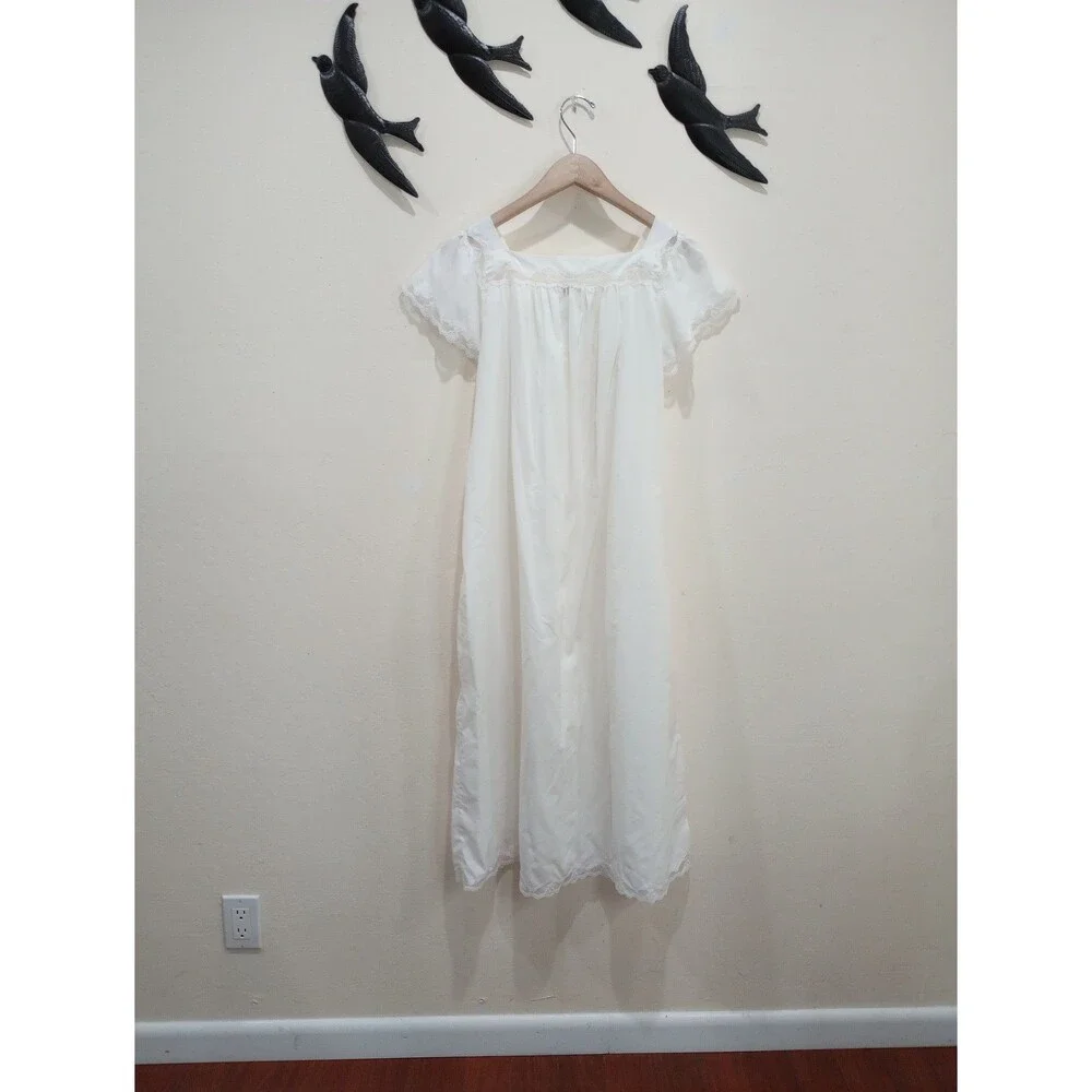 Vintage Barbizon White Embroidered Floral and Lace Nightgown - M - Picture 6 of 8